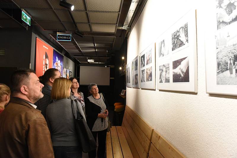 Z vernisáže výstavy soutěžních fotografií 'Kouzlo stáří' ve foyer Kina 99 v Kolíně.