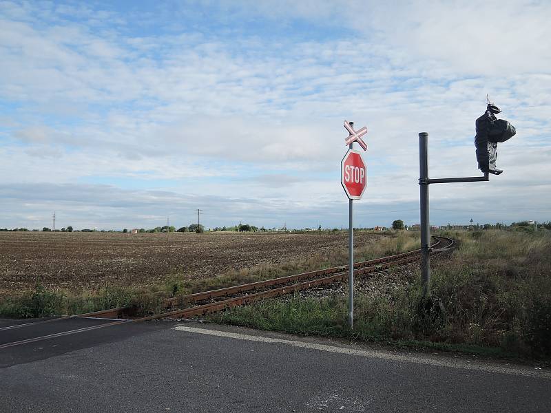 Železniční přejezd na trati Pečky - Kouřim, kde došlo k několika dopravním nehodám.
