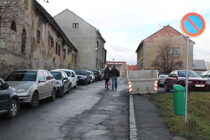 Školská ulice dnes opravdu není pěknou spojnicí mezi nádražím a centrem Kolína (stav leden 2018).