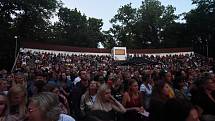 V Kolíně na sledování fotbalového utkání Česko - Dánsko navázal koncert kapely Chinaski.