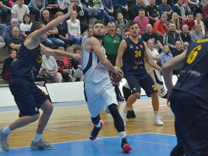 Z utkání BC Geosan Kolín - Opava (85:96).