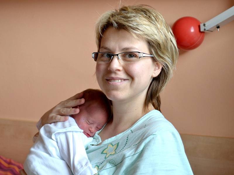 Adéla Čermáková se narodila 8. dubna 2013 s mírami 48 centimetrů a 3100 gramů. Maminka Jana a tatínek Ondřej si ji odvezli za šestiletou Anetkou do Čelákovic.