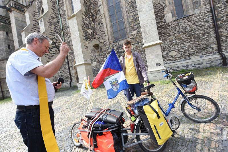 Cestu odvážného cyklisty požehnal farář a bývalý pedagog Jan Halama. 