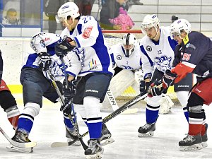 Hokejisté Kolína si proti David servisu České Budějovice s chutí zastříleli. Na domácím ledě je porazili přesvědčivě 7:2.