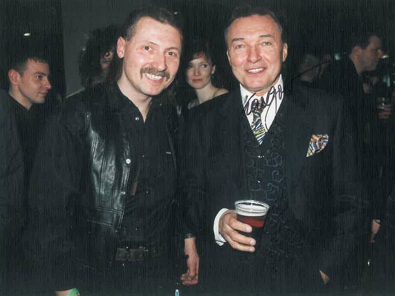Zdeněk Hejduk se s Karlem Gottem vyfotografoval 11. března 2000.