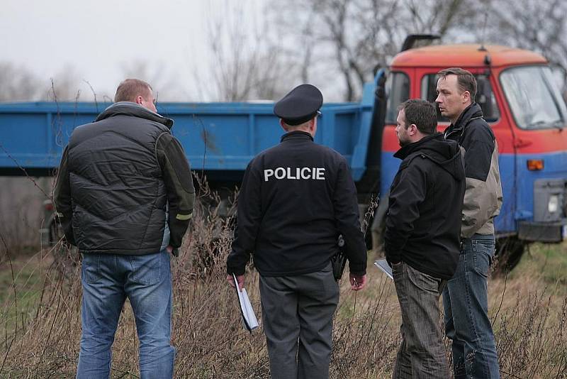 Dělníka vážně zranil kmen káceného stromu