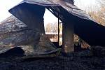 Následky nočního požáru chaty v rekreační osadě Havírna u Černých Voděrad.
