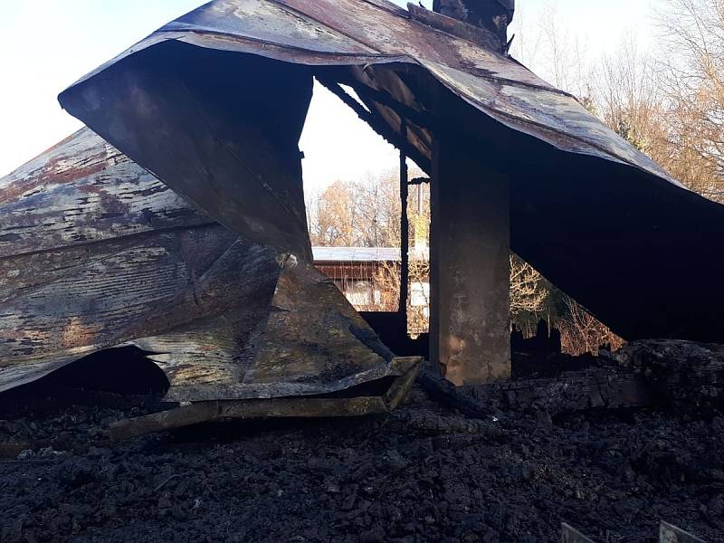 Následky nočního požáru chaty v rekreační osadě Havírna u Černých Voděrad.