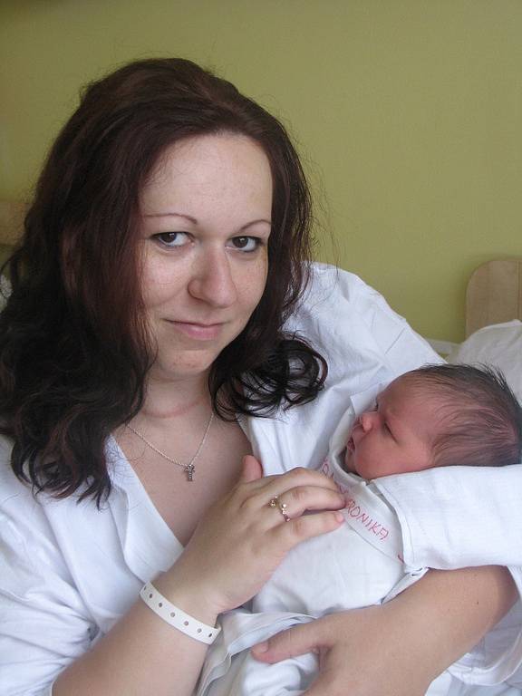 Veronika Dražanová se narodila 4. července v Kolíně. Vážila 3900 gramů a měřila 50 centimetrů. Doma v Uhlířských Janovicích ji přivítá bratříček Tomáš, maminka Petra a tatínek Tomáš.