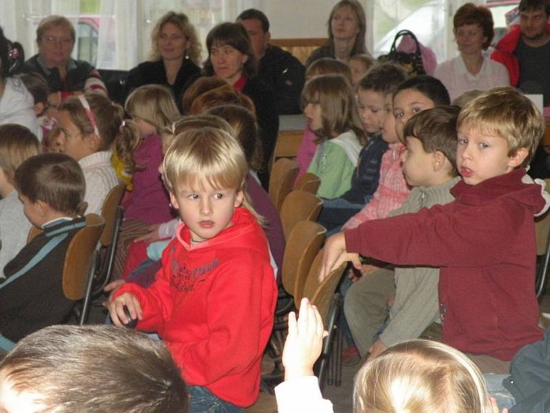 Mikuláš s čerty a andělem zavítal i do Doubravčic, kde na něj čekala necelá stovka dětí