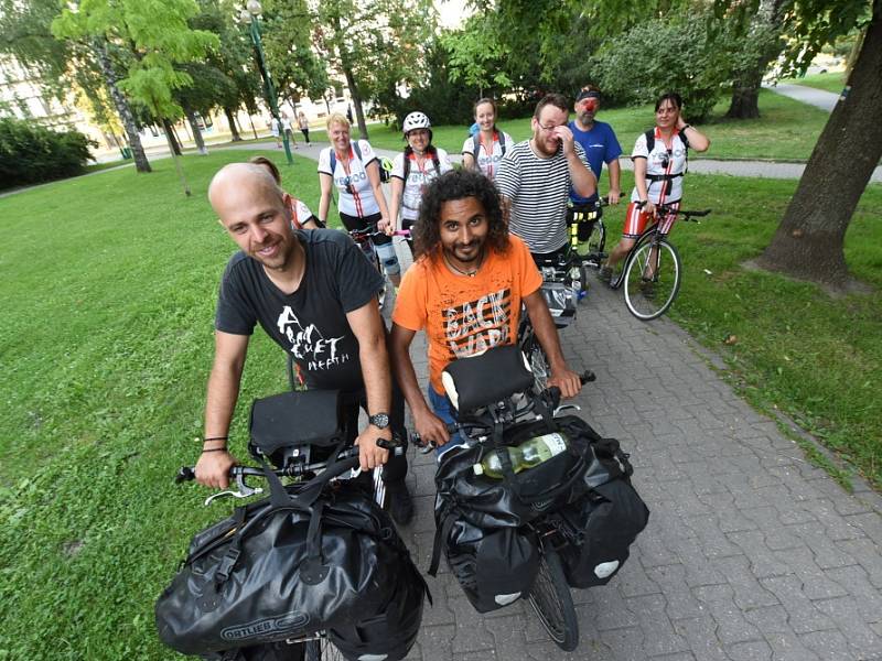 Největší atrakce ale dorazila až okolo devatenácté hodiny, kdy na koloběžkách přijeli v doprovodu dalších koloběžkářů Marek Jelínek a Michal Kohoutek.