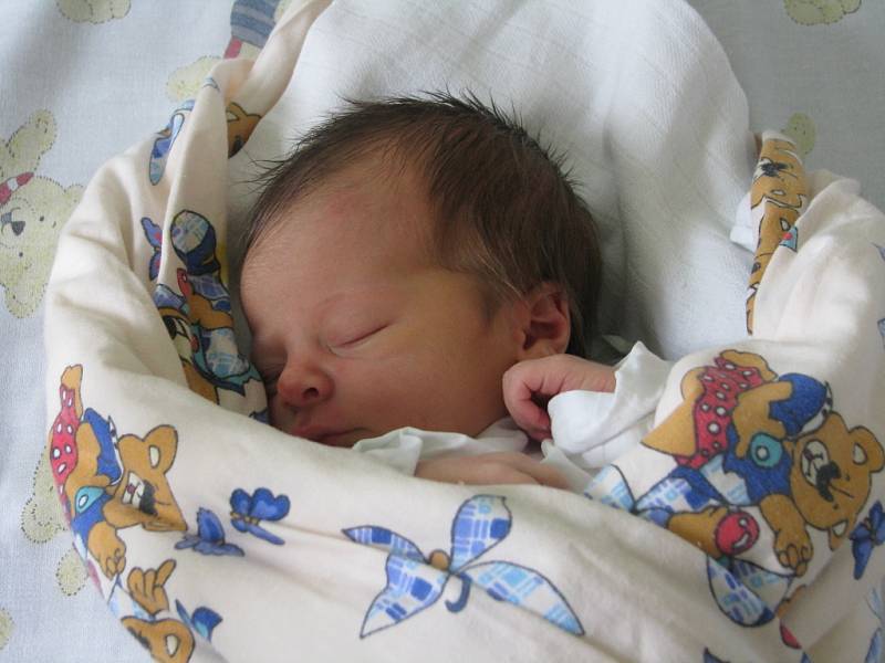 Tereza Kopecká se narodila 7. července v Kolíně. Vážila 2760 gramů a měřila 48 centimetrů. Doma v Červených Pečkách ji přivítá maminka Monika a tatínek Petr.