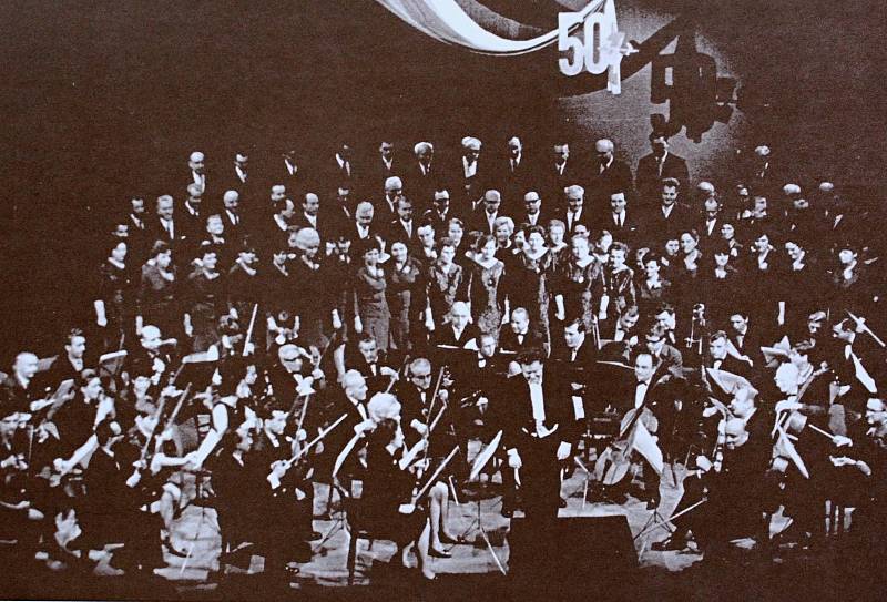 Slavnostní koncert byl v divadle uspořádán i k 50. výročí vzniku Československé republiky.