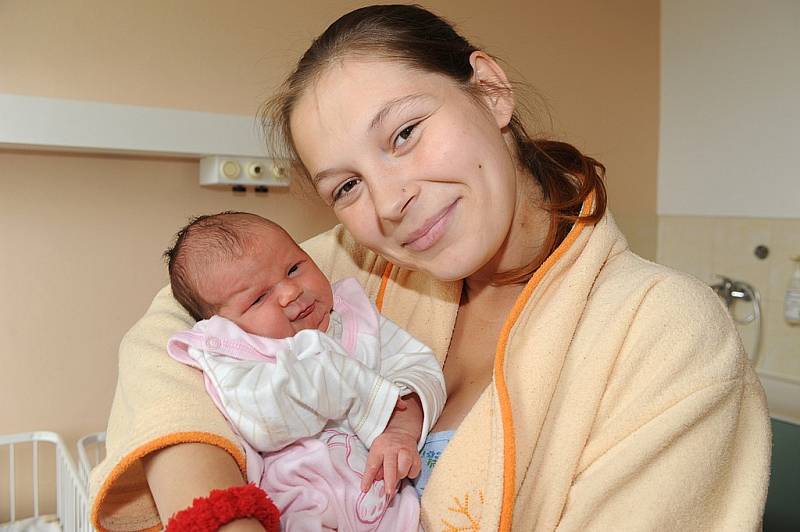 Velice spokojeně v náručí maminky Ivy se tvářila Karolína Kulhánková, která se narodila 25. května s váhou 3 180 gramů a výškou 49 centimetrů. Jako prvorozenou si ji do Českého Brodu odvezl tatínek Milan.