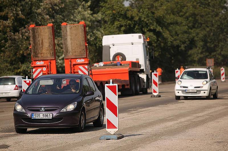 Oprava povrchu silnice v Pražské ulici.