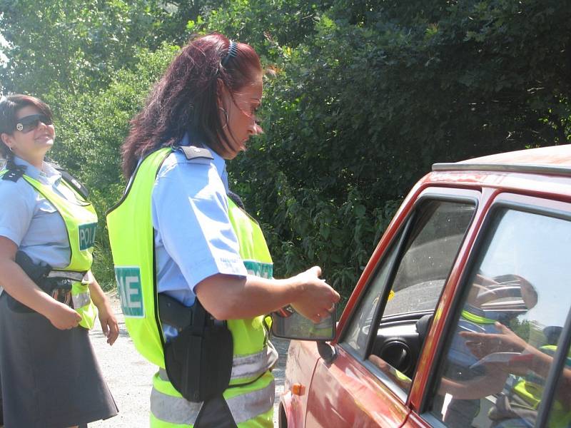 Dopravní policisté společně s jedenácti studenty z pražské policejní školy kontrovali řidiče směřující od Prahy do centra Kolína.