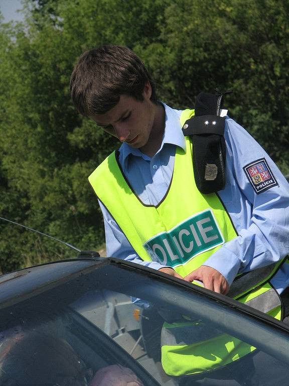 Dopravní policisté společně s jedenácti studenty z pražské policejní školy kontrovali řidiče směřující od Prahy do centra Kolína.