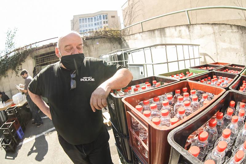 Z přípravy na distribuci dezinfekce občanům na dvoře u služebny Městské policie v Kolíně.