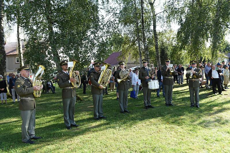 Z pietního aktu na počest kolínského rodáka, štábního kapitána Václava Morávka v Lošanech.