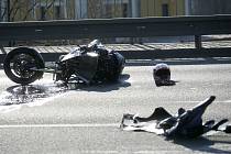Střet osobního auta s motorkou na novém mostě zablokoval dopravu v prakticky celém Kolíně. 2.4. 2009