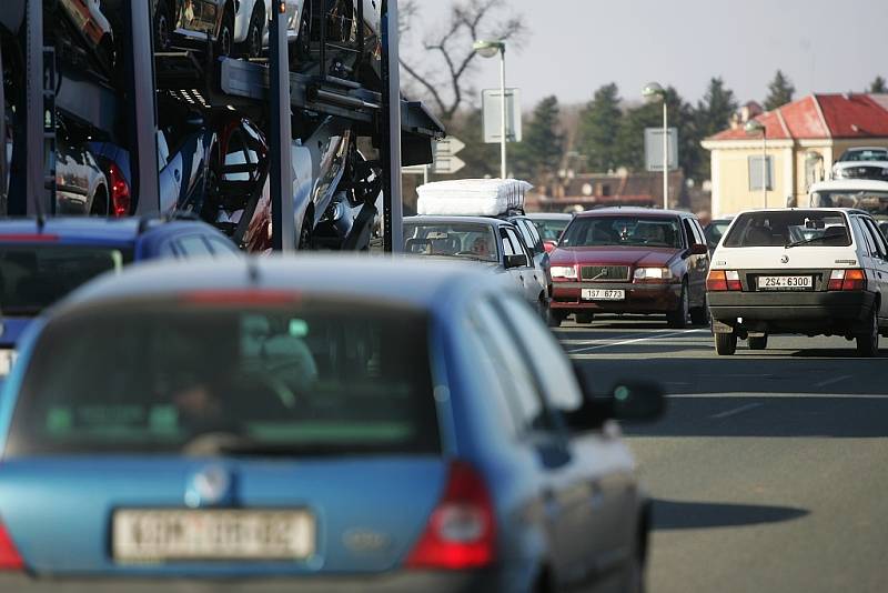 Střet osobního auta s motorkou na novém mostě zablokoval dopravu v prakticky celém Kolíně. 2.4. 2009