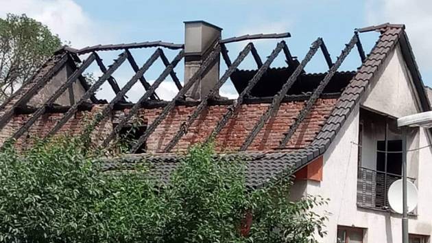 Požár způsobený zásahem blesku zničil střechu, horní patro a další části domu.