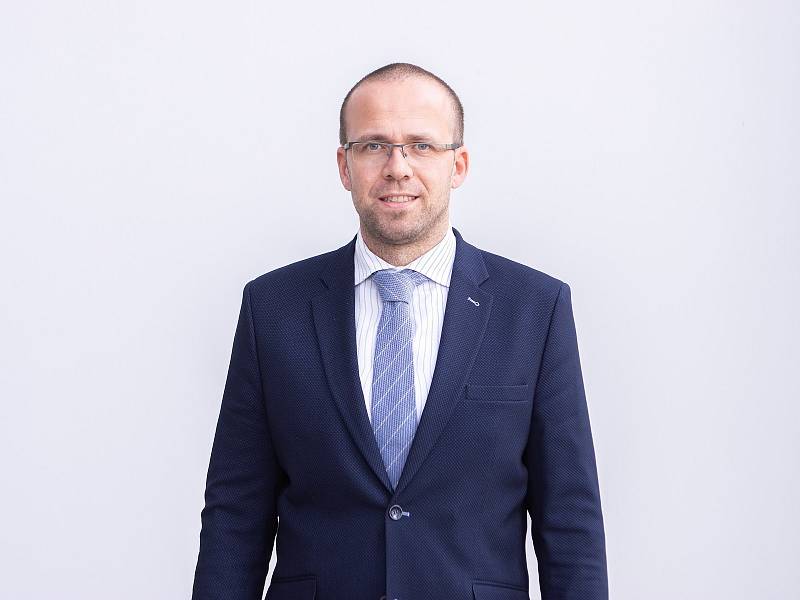 Novým náměstkem hejtmanky Středočeského kraje byl v pondělí zvolen Michael Kašpar (STAN), který se v radě kraje bude starat o finance a dotace. Pracovat bude hned od 1. listopadu 2022 jako neuvolněný náměstek.