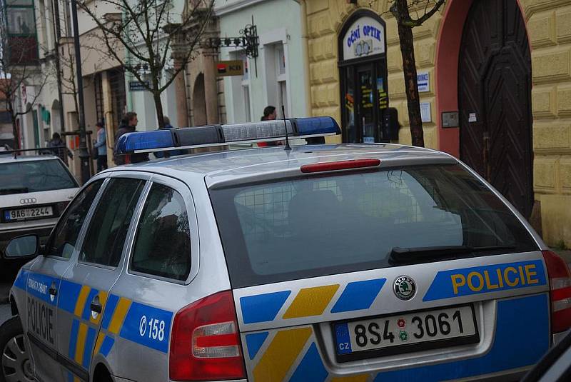Ozbrojený lupič přepadl banku v Českém Brodě
