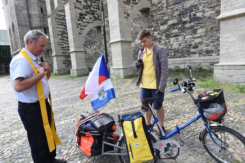 Cestu odvážného cyklisty požehnal farář a bývalý pedagog Jan Halama. 