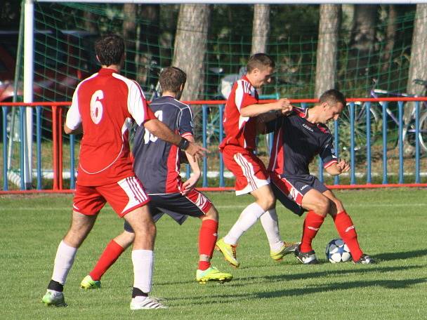 Z utkání Jestřabí Lhota - Bečváry (2:2).