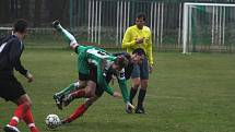 Z utkání Zásmuky - Bakov (1:0).