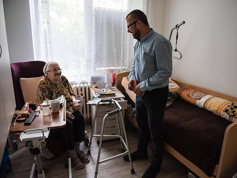 Místostarosta Michal Najbrt na návštěvě v Domově seniorů ve Slovanské ulici v Kolíně.