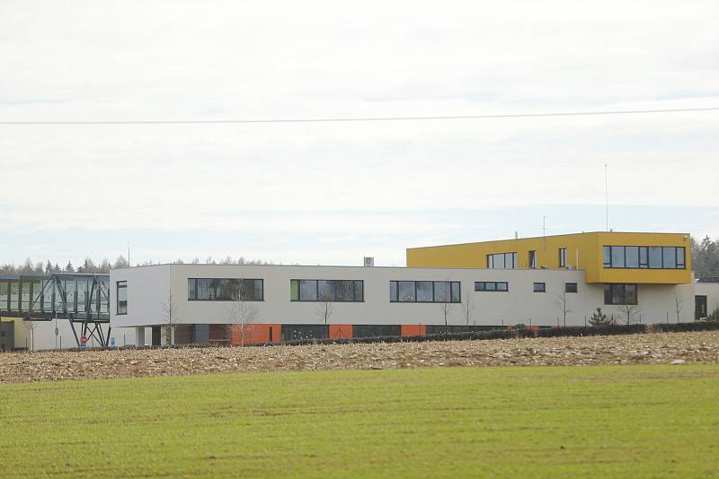 Soukromé gymnázium Open Gate v Babicích, které založil Petr Kellner s manželkou Renátou v roce 2005. Budova základní školy (na snímku) je součástí areálu od roku 2011. 