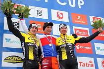 Nejlepší trojice z letošního republikového šampionátu v cyklokrosu. Zleva druhý Tomáš Paprstka, vítěz Michael Boroš a vpravo třetí Jan Nesvadba.