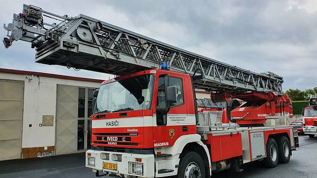 OBRAZEM: Žebřík kolínských hasičů dosáhne až na šestnáctipatrový dům -  Kolínský deník