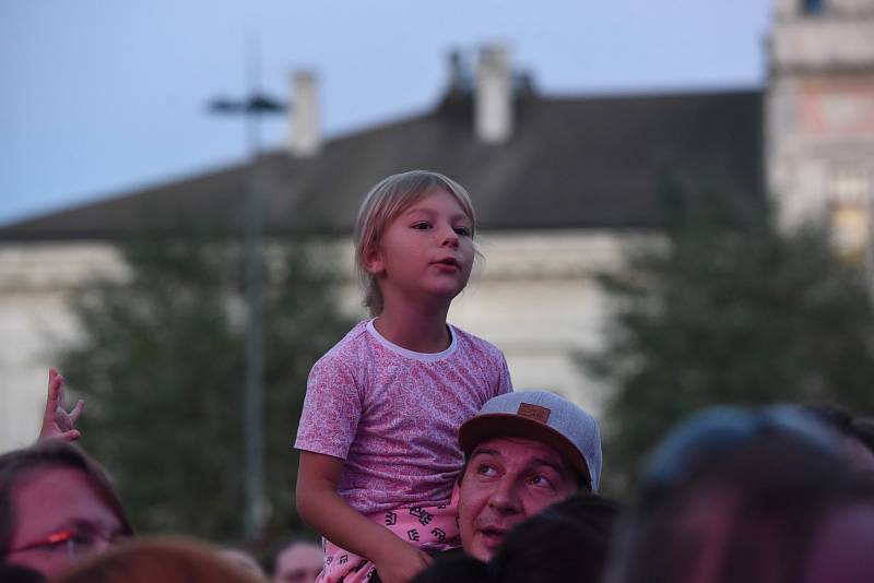 Kolínské kulturní léto: z koncertu Lazy Brass, Pokáče a Migu 21 na Karlově náměstí v Kolíně.