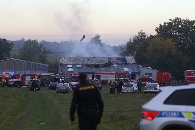 Požár na letišti u obce Doubravčice na Kolínsku