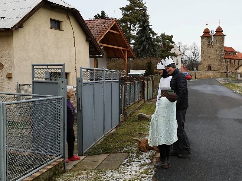 Tři králové v Českém Brodě přinesli dary k oltáři.