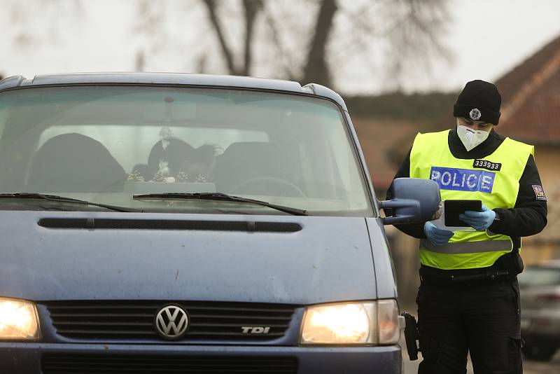 Kontrolní stanoviště policie v obci Vrbová Lhota na pomezí okresů Nymburk a Kolín.