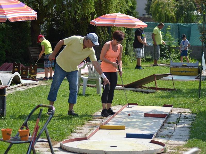 Minigolfového turnaje se mohli účastnit děti i dospělí.