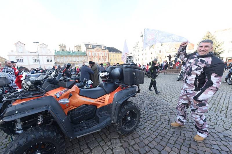 Již po osmnácté letos kolínští motorkáři říkající si Verbež kolínská uspořádali štědrovečerní vyjížďku s tradičním cílem u vánočního stromu na kolínském Karlově náměstí.