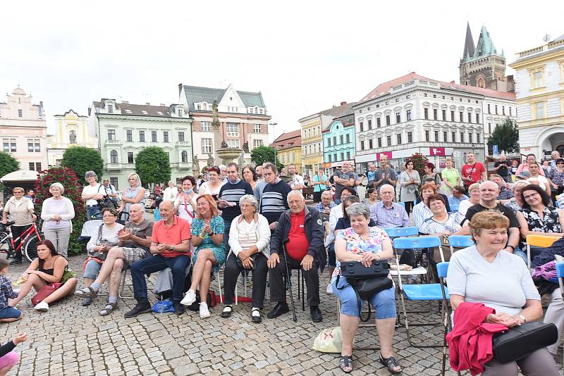 Z koncertu 'Pocta Františku Kmochovi' na Karlově náměstí v Kolíně.