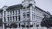 K měšťanské škole v Pečkách byla v roce 1901 z kapacitních důvodu přistavěna budova dívčí školy, a v roce 1909 i budova chlapecké.