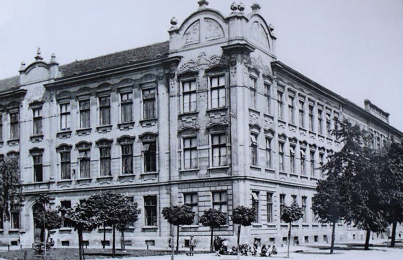 K měšťanské škole v Pečkách byla v roce 1901 z kapacitních důvodu přistavěna budova dívčí školy, a v roce 1909 i budova chlapecké.