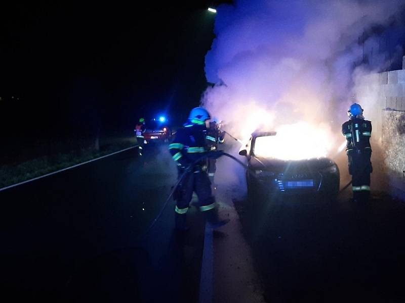 Požár osobního automobilu v Sibřině.