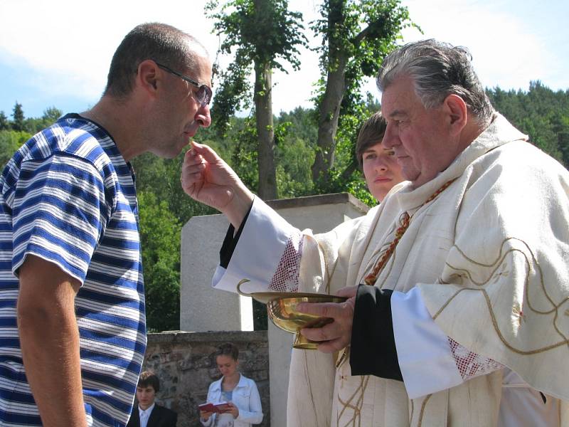 Žehnání novému zvonu a jeho osazování do kostela sv. Jakuba ve Stříbrné Skalici - Rovné