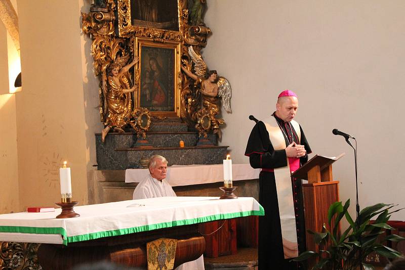 U svěcení základního kamene komunitního centra na Zálabí byl přítomen sám generální vikář biskup Zdenek Wasserbauer.