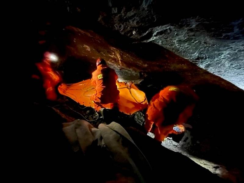 Výcvik lezecké skupiny územního odboru Kolín v podzemí.