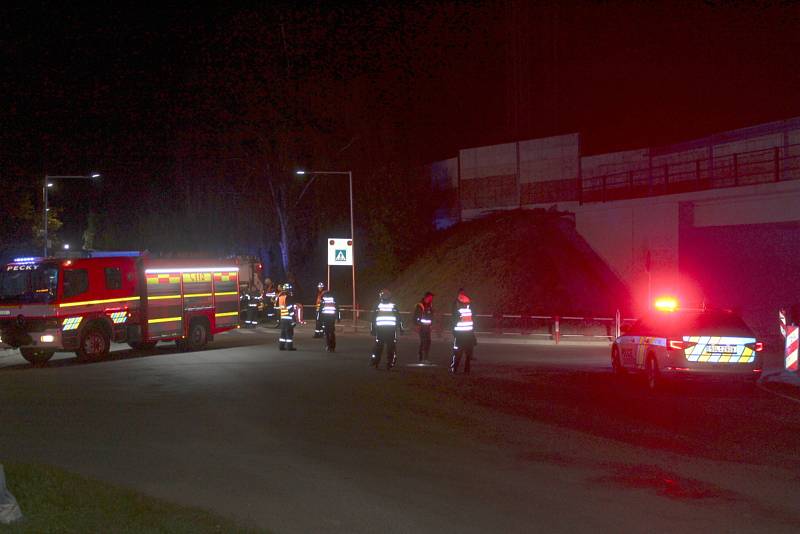 Situace u poříčanského nádraží poblíž viaduktu, kde vykolejil nákladní vlak se dvěma cisternovými vagóny