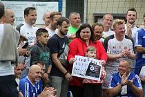 Na kolínském fotbalovém stadionu se slavilo a přitom se myslelo na charitu. Pro šestiletou Viktorku se vybralo přes sto tisíc. A částka nebude konečná. Přijel tým osobností Real Top Praha